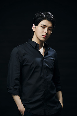 포토 JPG 스튜디오촬영 응시 남자 셔츠 검은배경 실내 한명 상반신 20대 성인 앞모습 뷰티 한국인 주머니손 의료성형뷰티 성인남자한명만 국내포토 1 시선 뷰포인트 백그라운드 상의 모션 사람 동양인 청년 내부 검은색 남자한명만 성인남자만 파일형식