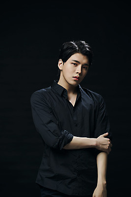 포토 JPG 스튜디오촬영 응시 남자 셔츠 검은배경 실내 한명 상반신 20대 성인 앞모습 뷰티 한국인 잡기 의료성형뷰티 성인남자한명만 국내포토 1 시선 뷰포인트 백그라운드 상의 모션 사람 동양인 청년 내부 검은색 남자한명만 성인남자만 파일형식