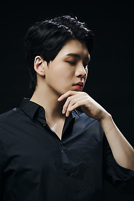 포토 JPG 스튜디오촬영 남자 셔츠 검은배경 실내 한명 손짓 상반신 20대 성인 앞모습 뷰티 눈감음 한국인 의료성형뷰티 성인남자한명만 국내포토 1 뷰포인트 백그라운드 상의 모션 사람 동양인 청년 내부 검은색 남자한명만 성인남자만 파일형식