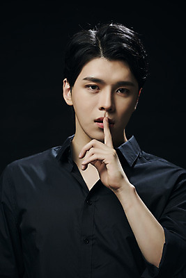 포토 JPG 스튜디오촬영 응시 남자 셔츠 검은배경 실내 한명 손짓 상반신 20대 성인 앞모습 뷰티 한국인 쉿 의료성형뷰티 성인남자한명만 국내포토 1 시선 뷰포인트 백그라운드 상의 모션 사람 동양인 청년 내부 검은색 조용 남자한명만 성인남자만 파일형식