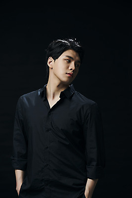 포토 JPG 스튜디오촬영 응시 남자 셔츠 검은배경 실내 한명 상반신 20대 성인 앞모습 뷰티 한국인 주머니손 의료성형뷰티 성인남자한명만 국내포토 1 시선 뷰포인트 백그라운드 상의 모션 사람 동양인 청년 내부 검은색 남자한명만 성인남자만 파일형식