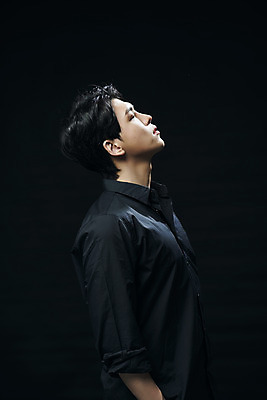 포토 JPG 스튜디오촬영 남자 셔츠 검은배경 실내 한명 상반신 20대 성인 옆모습 뷰티 한국인 고개들기 의료성형뷰티 성인남자한명만 국내포토 1 뷰포인트 백그라운드 상의 모션 사람 동양인 청년 내부 검은색 남자한명만 성인남자만 파일형식