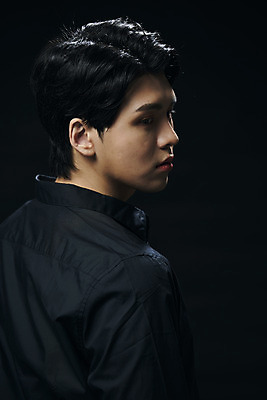 포토 JPG 스튜디오촬영 응시 남자 셔츠 검은배경 실내 한명 상반신 20대 성인 뒷모습 뷰티 한국인 뒤돌아보기 의료성형뷰티 성인남자한명만 국내포토 1 시선 뷰포인트 백그라운드 상의 모션 사람 동양인 청년 내부 검은색 남자한명만 성인남자만 파일형식