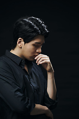 포토 JPG 스튜디오촬영 남자 셔츠 검은배경 실내 고개숙이기 한명 손짓 상반신 20대 성인 옆모습 뷰티 눈감음 한국인 의료성형뷰티 성인남자한명만 국내포토 1 뷰포인트 백그라운드 상의 모션 숙이기 사람 동양인 청년 내부 검은색 남자한명만 성인남자만 파일형식