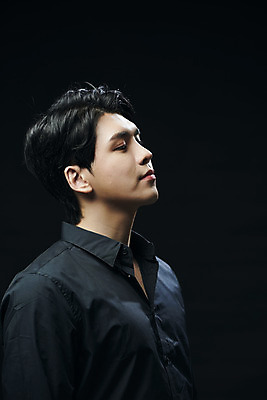 포토 JPG 스튜디오촬영 남자 셔츠 검은배경 실내 한명 상반신 20대 성인 옆모습 뷰티 한국인 고개들기 의료성형뷰티 성인남자한명만 국내포토 1 뷰포인트 백그라운드 상의 모션 사람 동양인 청년 내부 검은색 남자한명만 성인남자만 파일형식