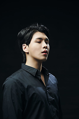 포토 JPG 스튜디오촬영 응시 남자 셔츠 검은배경 실내 한명 상반신 20대 성인 옆모습 뷰티 한국인 의료성형뷰티 성인남자한명만 국내포토 1 시선 뷰포인트 백그라운드 상의 사람 동양인 청년 내부 검은색 남자한명만 성인남자만 파일형식