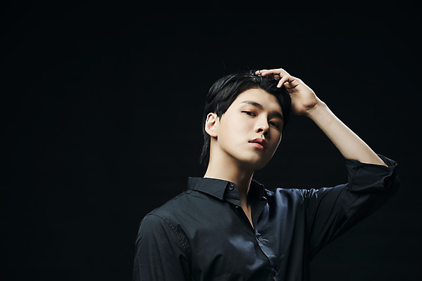 포토 JPG 스튜디오촬영 응시 남자 셔츠 검은배경 실내 한명 상반신 20대 성인 옆모습 뷰티 손들기 한국인 의료성형뷰티 성인남자한명만 국내포토 1 시선 뷰포인트 백그라운드 상의 모션 사람 동양인 청년 내부 검은색 남자한명만 성인남자만 파일형식