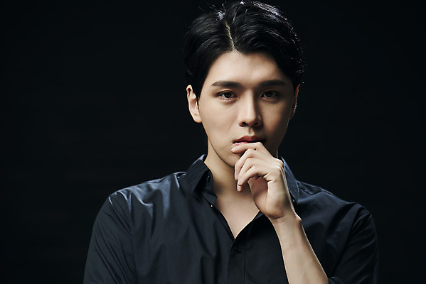 포토 JPG 스튜디오촬영 응시 남자 셔츠 검은배경 실내 한명 손짓 상반신 20대 성인 앞모습 뷰티 한국인 의료성형뷰티 성인남자한명만 국내포토 1 시선 뷰포인트 백그라운드 상의 모션 사람 동양인 청년 내부 검은색 남자한명만 성인남자만 파일형식