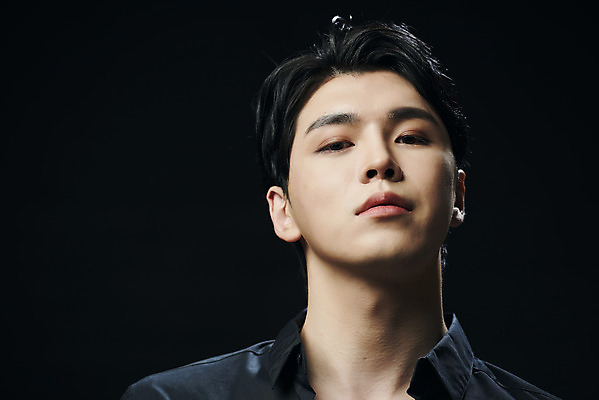 포토 JPG 스튜디오촬영 응시 남자 셔츠 검은배경 실내 한명 근접촬영 상반신 20대 성인 앞모습 뷰티 한국인 고개들기 의료성형뷰티 성인남자한명만 국내포토 1 시선 뷰포인트 백그라운드 상의 모션 사람 동양인 청년 내부 검은색 남자한명만 성인남자만 파일형식