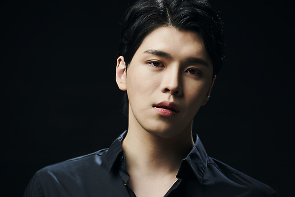 포토 JPG 스튜디오촬영 응시 남자 셔츠 검은배경 실내 한명 근접촬영 상반신 20대 성인 앞모습 뷰티 한국인 의료성형뷰티 성인남자한명만 국내포토 1 시선 뷰포인트 백그라운드 상의 사람 동양인 청년 내부 검은색 남자한명만 성인남자만 파일형식