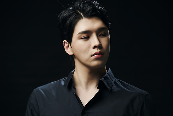 포토 JPG 스튜디오촬영 응시 남자 셔츠 검은배경 실내 한명 근접촬영 상반신 20대 성인 앞모습 뷰티 한국인 의료성형뷰티 성인남자한명만 국내포토 1 시선 뷰포인트 백그라운드 상의 사람 동양인 청년 내부 검은색 남자한명만 성인남자만 파일형식