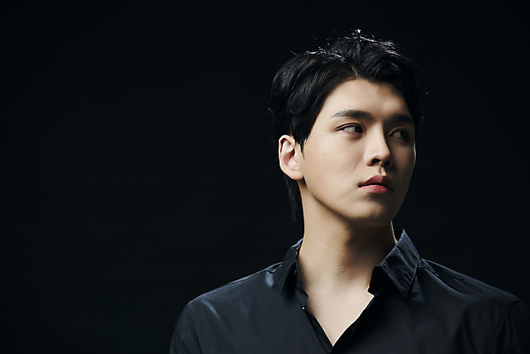 포토 JPG 스튜디오촬영 응시 남자 셔츠 검은배경 실내 한명 근접촬영 상반신 20대 성인 앞모습 뷰티 한국인 의료성형뷰티 성인남자한명만 국내포토 1 시선 뷰포인트 백그라운드 상의 사람 동양인 청년 내부 검은색 남자한명만 성인남자만 파일형식