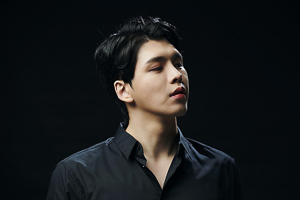 포토 JPG 스튜디오촬영 남자 셔츠 검은배경 실내 한명 근접촬영 상반신 20대 성인 앞모습 뷰티 한국인 의료성형뷰티 성인남자한명만 국내포토 1 뷰포인트 백그라운드 상의 사람 동양인 청년 내부 검은색 남자한명만 성인남자만 파일형식