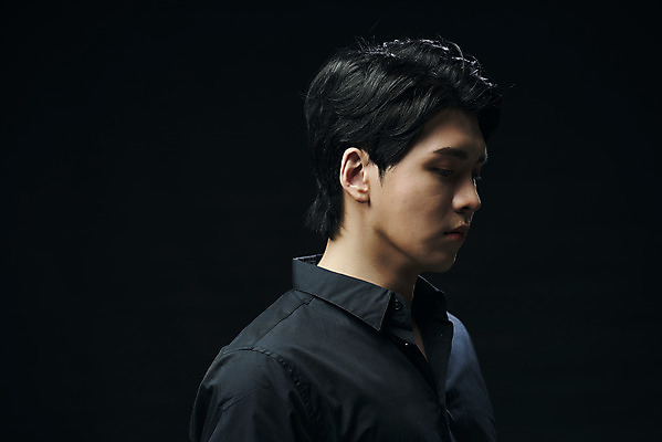 포토 JPG 스튜디오촬영 남자 셔츠 검은배경 실내 한명 상반신 20대 성인 옆모습 뷰티 한국인 의료성형뷰티 성인남자한명만 국내포토 1 뷰포인트 백그라운드 상의 사람 동양인 청년 내부 검은색 남자한명만 성인남자만 파일형식