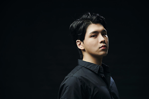 포토 JPG 스튜디오촬영 응시 남자 셔츠 검은배경 실내 한명 상반신 20대 성인 옆모습 뷰티 한국인 고개들기 의료성형뷰티 성인남자한명만 국내포토 1 시선 뷰포인트 백그라운드 상의 모션 사람 동양인 청년 내부 검은색 남자한명만 성인남자만 파일형식