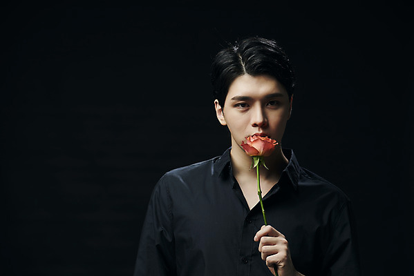 포토 JPG 스튜디오촬영 응시 남자 셔츠 검은배경 실내 한명 들기 상반신 20대 성인 앞모습 뷰티 장미 한국인 의료성형뷰티 성인남자한명만 국내포토 1 시선 꽃 뷰포인트 백그라운드 상의 모션 사람 동양인 청년 내부 검은색 남자한명만 성인남자만 파일형식