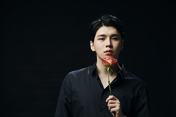 포토 JPG 스튜디오촬영 응시 남자 셔츠 검은배경 실내 한명 들기 상반신 20대 성인 앞모습 뷰티 장미 한국인 의료성형뷰티 성인남자한명만 국내포토 1 시선 꽃 뷰포인트 백그라운드 상의 모션 사람 동양인 청년 내부 검은색 남자한명만 성인남자만 파일형식