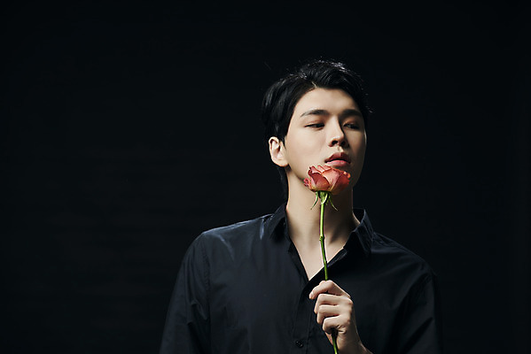 포토 JPG 스튜디오촬영 응시 남자 셔츠 검은배경 실내 한명 들기 상반신 20대 성인 앞모습 뷰티 장미 한국인 의료성형뷰티 성인남자한명만 국내포토 1 시선 꽃 뷰포인트 백그라운드 상의 모션 사람 동양인 청년 내부 검은색 남자한명만 성인남자만 파일형식