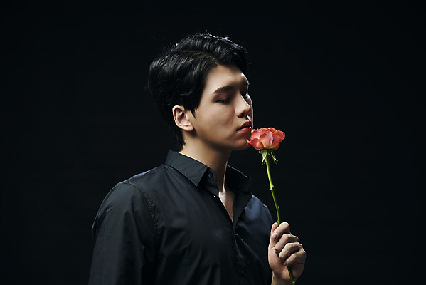 포토 JPG 스튜디오촬영 남자 셔츠 검은배경 실내 한명 들기 상반신 20대 성인 옆모습 뷰티 장미 한국인 의료성형뷰티 성인남자한명만 국내포토 1 꽃 뷰포인트 백그라운드 상의 모션 사람 동양인 청년 내부 검은색 남자한명만 성인남자만 파일형식