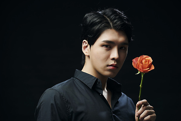 포토 JPG 스튜디오촬영 응시 남자 셔츠 검은배경 실내 한명 들기 상반신 20대 성인 옆모습 뷰티 장미 한국인 의료성형뷰티 성인남자한명만 국내포토 1 시선 꽃 뷰포인트 백그라운드 상의 모션 사람 동양인 청년 내부 검은색 남자한명만 성인남자만 파일형식