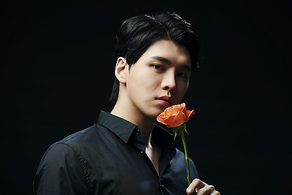 포토 JPG 스튜디오촬영 응시 남자 셔츠 검은배경 실내 한명 들기 상반신 20대 성인 옆모습 뷰티 장미 한국인 의료성형뷰티 성인남자한명만 국내포토 1 시선 꽃 뷰포인트 백그라운드 상의 모션 사람 동양인 청년 내부 검은색 남자한명만 성인남자만 파일형식