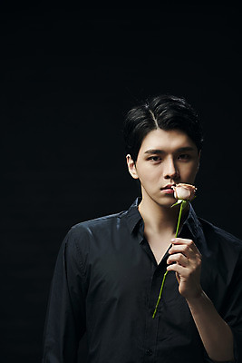 포토 JPG 스튜디오촬영 응시 남자 셔츠 검은배경 실내 한명 들기 상반신 20대 성인 앞모습 뷰티 장미 한국인 의료성형뷰티 성인남자한명만 국내포토 1 시선 꽃 뷰포인트 백그라운드 상의 모션 사람 동양인 청년 내부 검은색 남자한명만 성인남자만 파일형식