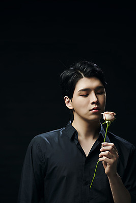 포토 JPG 스튜디오촬영 남자 셔츠 검은배경 실내 한명 들기 상반신 20대 성인 앞모습 뷰티 장미 눈감음 한국인 의료성형뷰티 성인남자한명만 국내포토 1 꽃 뷰포인트 백그라운드 상의 모션 사람 동양인 청년 내부 검은색 남자한명만 성인남자만 파일형식