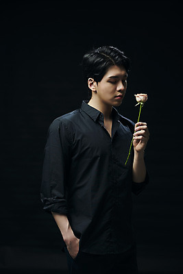 포토 JPG 스튜디오촬영 남자 셔츠 검은배경 실내 한명 들기 상반신 20대 성인 옆모습 뷰티 장미 한국인 주머니손 의료성형뷰티 성인남자한명만 국내포토 1 꽃 뷰포인트 백그라운드 상의 모션 사람 동양인 청년 내부 검은색 남자한명만 성인남자만 파일형식