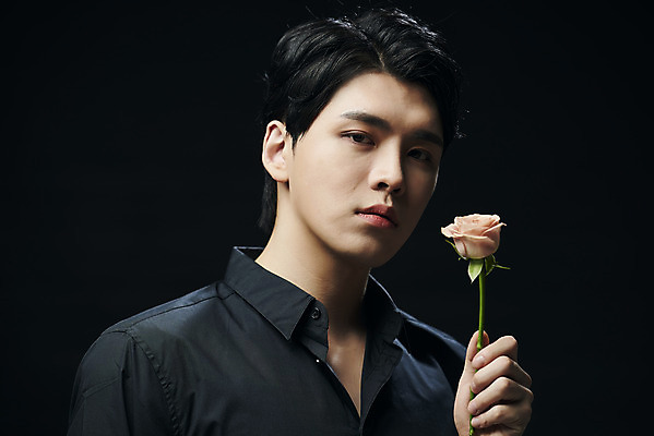 포토 JPG 스튜디오촬영 응시 남자 셔츠 검은배경 실내 한명 들기 상반신 20대 성인 앞모습 뷰티 장미 한국인 의료성형뷰티 성인남자한명만 국내포토 1 시선 꽃 뷰포인트 백그라운드 상의 모션 사람 동양인 청년 내부 검은색 남자한명만 성인남자만 파일형식