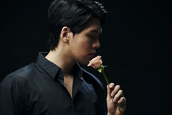 포토 JPG 스튜디오촬영 남자 셔츠 검은배경 실내 한명 들기 상반신 20대 성인 옆모습 뷰티 장미 한국인 의료성형뷰티 성인남자한명만 국내포토 1 꽃 뷰포인트 백그라운드 상의 모션 사람 동양인 청년 내부 검은색 남자한명만 성인남자만 파일형식