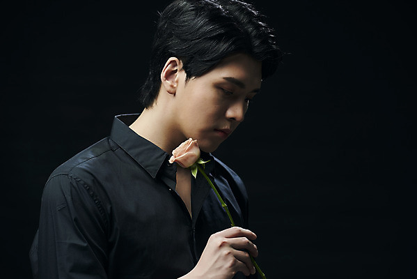 포토 JPG 스튜디오촬영 남자 셔츠 검은배경 실내 한명 들기 상반신 20대 성인 옆모습 뷰티 장미 한국인 의료성형뷰티 성인남자한명만 국내포토 1 꽃 뷰포인트 백그라운드 상의 모션 사람 동양인 청년 내부 검은색 남자한명만 성인남자만 파일형식