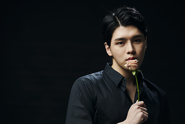 포토 JPG 스튜디오촬영 응시 남자 셔츠 검은배경 실내 한명 들기 상반신 20대 성인 앞모습 뷰티 장미 한국인 의료성형뷰티 성인남자한명만 국내포토 1 시선 꽃 뷰포인트 백그라운드 상의 모션 사람 동양인 청년 내부 검은색 남자한명만 성인남자만 파일형식