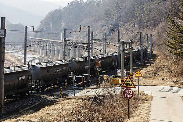 포토 JPG 주간 산 한국 풍경 사람없음 야외 기찻길 기차 역 도로표지판 충청북도 국내여행 충주 국내포토 자연요소 아시아 도로 육상교통 여행 교통시설 대중교통 표지판 충청도 파일형식