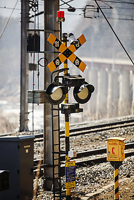 포토 JPG 주간 한국 풍경 사람없음 야외 기찻길 신호등 충청북도 국내여행 안내표지판 충주 국내포토 자연요소 아시아 여행 표지판 충청도 파일형식