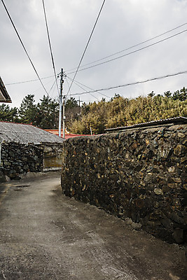 포토 JPG 주간 하늘 한국 돌담 풍경 사람없음 야외 마을 골목길 경상북도 전봇대 국내여행 포항 국내포토 자연요소 공공시설 아시아 길 여행 담장 돌_바위 경상도 파일형식
