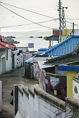 포토 JPG 주간 바다 지붕 한국 풍경 사람없음 야외 마을 골목길 경상북도 전봇대 동해 국내여행 돌담길 포항 국내포토 자연요소 공공시설 아시아 길 여행 돌담 경상도 파일형식