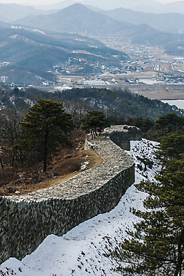 포토 JPG 주간 겨울 산 한국 풍경 사람없음 야외 마을 눈 성벽 경기도 국내여행 돌길 성곽길 파사성 국내포토 여주시 자연요소 계절 아시아 길 여행 날씨 성 파일형식 여주_지역