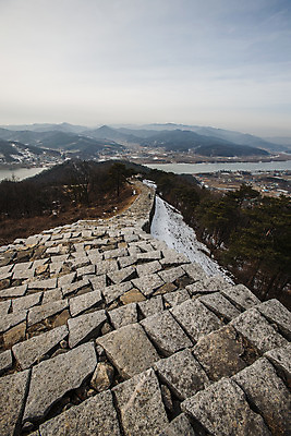 포토 JPG 주간 겨울 하늘 산 한국 풍경 사람없음 야외 성벽 경기도 국내여행 돌길 성곽길 파사성 국내포토 여주시 자연요소 계절 아시아 길 여행 성 파일형식 여주_지역