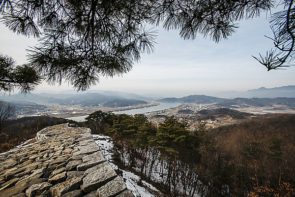 포토 JPG 주간 겨울 하늘 산 한국 풍경 사람없음 야외 성벽 경기도 국내여행 돌길 성곽길 파사성 국내포토 여주시 자연요소 계절 아시아 길 여행 성 파일형식 여주_지역