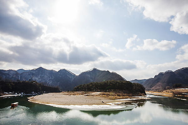 포토 JPG 주간 구름 하늘 산 한국 풍경 사람없음 야외 강 햇빛 강원도 국내여행 영월 청령포 국내포토 자연요소 아시아 여행 태양 명승지 파일형식