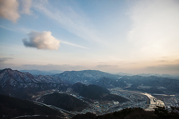 포토 JPG 주간 구름 하늘 산 한국 풍경 사람없음 야외 도시 강원도 국내여행 영월 전경 국내포토 자연요소 아시아 여행 파일형식 탑뷰