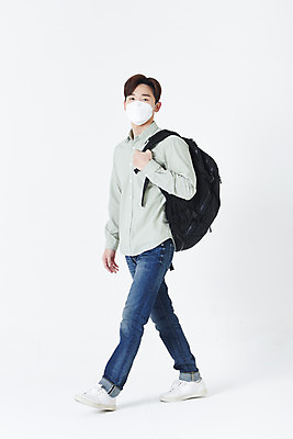 포토 JPG 스튜디오촬영 전신 남자 대학생 책가방 실내 마스크 한명 청년 성인 옆모습 30대 걷기 한국인 흰배경 성인남자한명만 코로나바이러스 포스트코로나 위드코로나 국내포토 1 학생 뷰포인트 백그라운드 가방 모션 사람 동양인 내부 장년 흰색 바이러스 사회이슈 남자한명만 성인남자만 파일형식