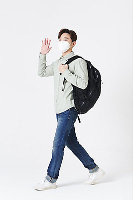 포토 JPG 스튜디오촬영 전신 남자 대학생 책가방 실내 마스크 한명 청년 성인 옆모습 30대 걷기 한국인 흰배경 손인사 성인남자한명만 코로나바이러스 포스트코로나 위드코로나 국내포토 1 학생 뷰포인트 백그라운드 가방 모션 사람 동양인 내부 장년 흰색 인사 바이러스 사회이슈 남자한명만 성인남자만 파일형식