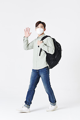 포토 JPG 스튜디오촬영 전신 남자 대학생 책가방 실내 마스크 한명 청년 성인 옆모습 30대 걷기 한국인 흰배경 손인사 성인남자한명만 코로나바이러스 포스트코로나 위드코로나 국내포토 1 학생 뷰포인트 백그라운드 가방 모션 사람 동양인 내부 장년 흰색 인사 바이러스 사회이슈 남자한명만 성인남자만 파일형식