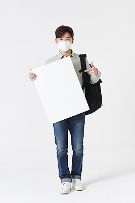 포토 JPG 스튜디오촬영 전신 배너 남자 대학생 책가방 사각프레임 실내 마스크 한명 들기 청년 성인 앞모습 30대 한국인 가리킴 흰배경 성인남자한명만 코로나바이러스 포스트코로나 위드코로나 국내포토 1 학생 뷰포인트 백그라운드 가방 모션 프레임 사람 동양인 손짓 내부 장년 사각형 흰색 바이러스 사회이슈 남자한명만 성인남자만 파일형식