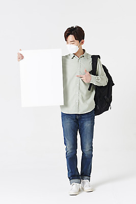 포토 JPG 스튜디오촬영 전신 배너 응시 남자 대학생 책가방 사각프레임 실내 마스크 한명 들기 청년 성인 앞모습 30대 한국인 가리킴 흰배경 성인남자한명만 코로나바이러스 포스트코로나 위드코로나 국내포토 1 학생 시선 뷰포인트 백그라운드 가방 모션 프레임 사람 동양인 손짓 내부 장년 사각형 흰색 바이러스 사회이슈 남자한명만 성인남자만 파일형식