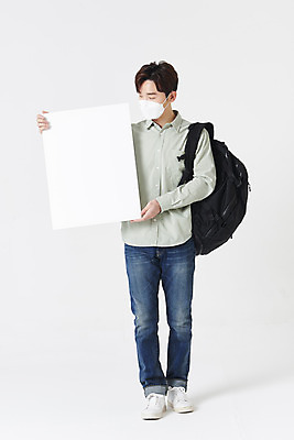 포토 JPG 스튜디오촬영 전신 배너 응시 남자 대학생 책가방 실내 마스크 한명 들기 청년 성인 앞모습 30대 한국인 흰배경 성인남자한명만 코로나바이러스 포스트코로나 위드코로나 국내포토 1 학생 시선 뷰포인트 백그라운드 가방 모션 사람 동양인 내부 장년 흰색 바이러스 사회이슈 남자한명만 성인남자만 파일형식