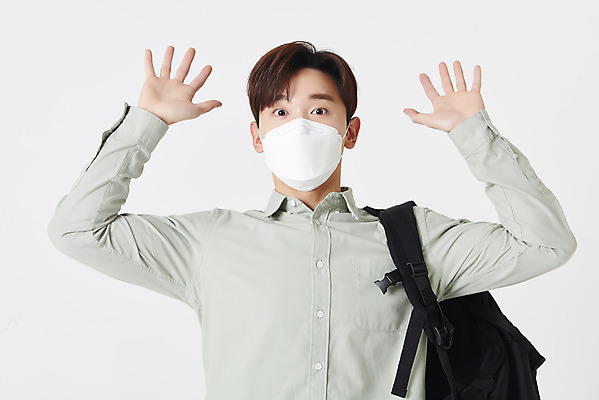 포토 JPG 스튜디오촬영 남자 대학생 책가방 실내 마스크 한명 상반신 청년 성인 앞모습 30대 손들기 놀람 한국인 흰배경 성인남자한명만 코로나바이러스 포스트코로나 위드코로나 국내포토 1 학생 감정 뷰포인트 백그라운드 가방 모션 표정 사람 동양인 내부 장년 흰색 바이러스 사회이슈 남자한명만 성인남자만 파일형식
