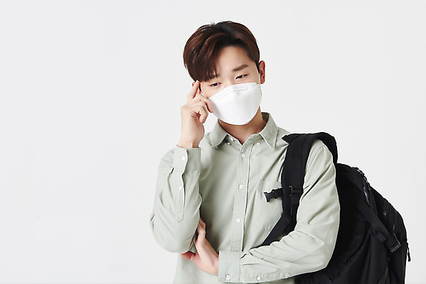 포토 JPG 스튜디오촬영 남자 대학생 포즈 책가방 실내 마스크 한명 상반신 청년 성인 앞모습 30대 한국인 고민 흰배경 성인남자한명만 코로나바이러스 포스트코로나 위드코로나 국내포토 1 학생 감정 뷰포인트 백그라운드 가방 사람 동양인 내부 장년 흰색 바이러스 사회이슈 남자한명만 성인남자만 파일형식