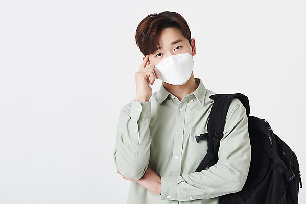 포토 JPG 스튜디오촬영 남자 대학생 포즈 책가방 실내 마스크 한명 상반신 청년 성인 앞모습 30대 한국인 고민 흰배경 성인남자한명만 코로나바이러스 포스트코로나 위드코로나 국내포토 1 학생 감정 뷰포인트 백그라운드 가방 사람 동양인 내부 장년 흰색 바이러스 사회이슈 남자한명만 성인남자만 파일형식